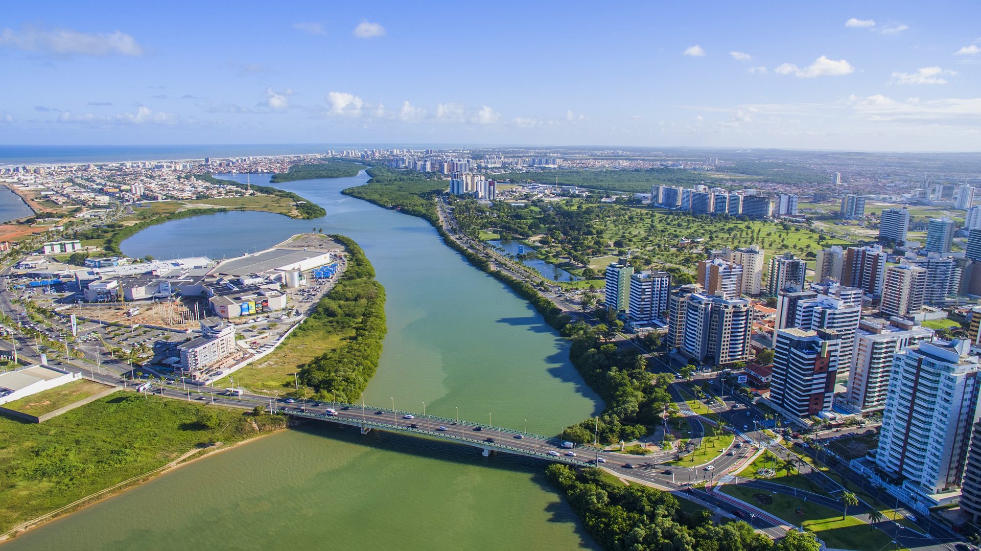 Vista aérea da orla, do rio e do skyline de Aracaju, Sergipe